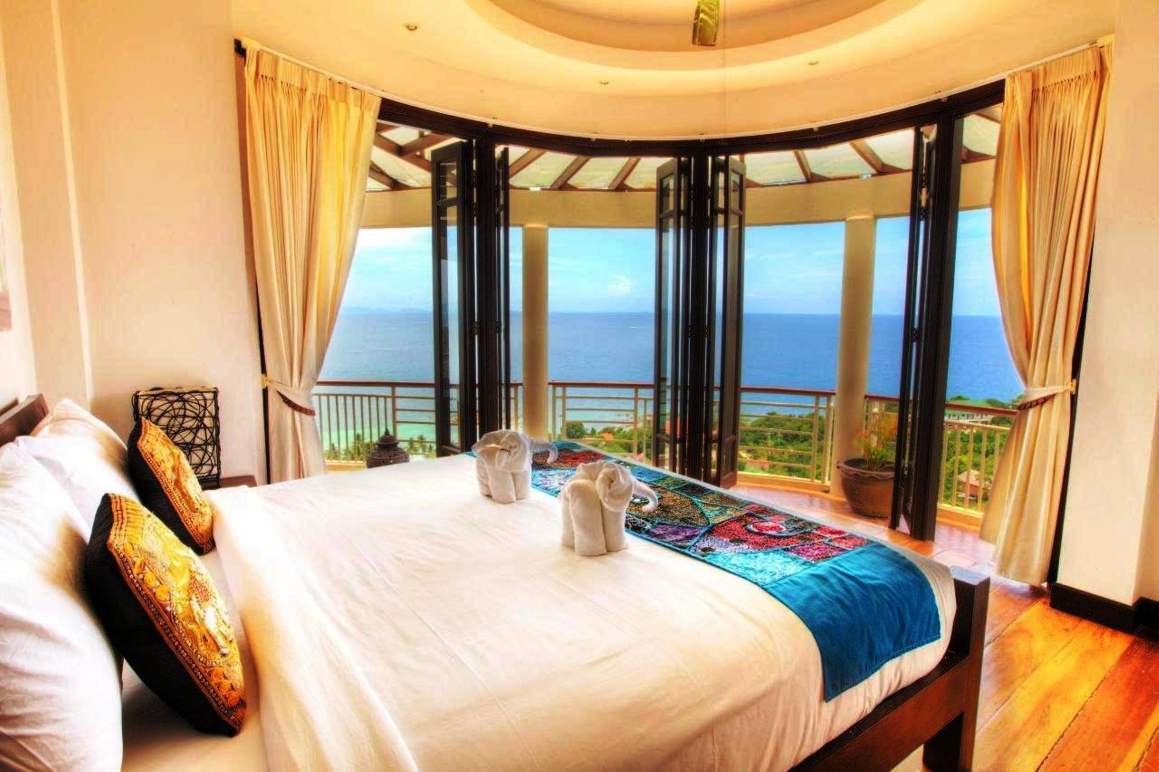 Apenthouse master bed1